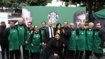 Inauguración de la primera tienda de Starbucks atendida solo por adultos mayores de 60 años.