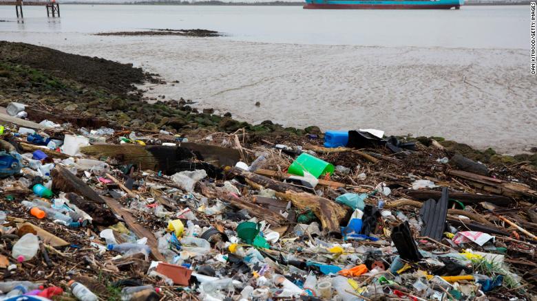 Plásticos y otros desechos se alinean a orillas del estuario del Támesis en Cliffe, Kent, Reino Unido.