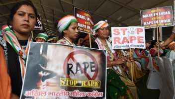 Familias protestan por violaciones a niñas en India.