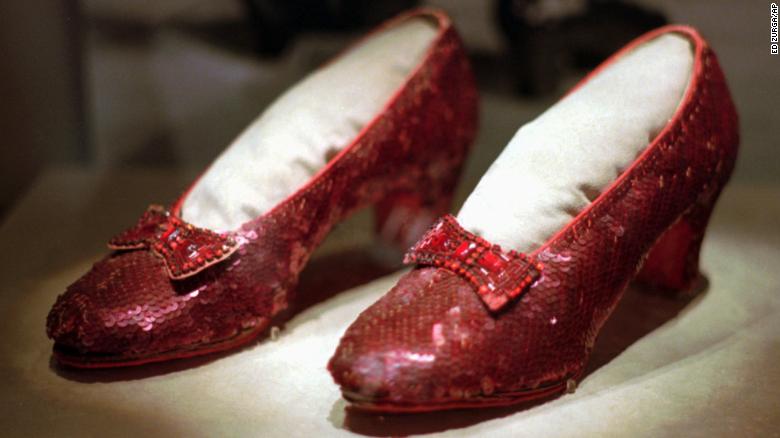 Uno de los varios pares de zapatos de rubí usados por Judy Garland en la película de 1939 "El mago de Oz" en exhibición durante la exposición itinerante "America's Smithsonian" en Kansas City, Missouri.