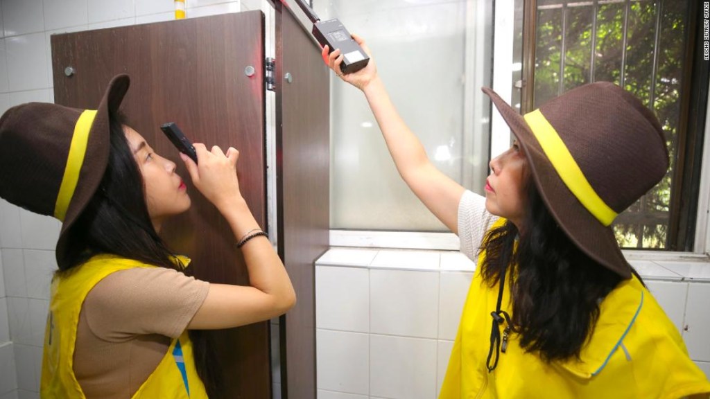 Las mujeres jefas de seguridad inspeccionan un baño en Seocho, un distrito de Seúl. La capital de Corea del Sur anunció recientemente planes para realizar patrullas diarias de baños para localizar cámaras ocultas.