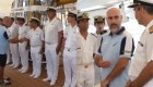 Embajador argentino recibe una fragata en bermudas y zapatillas