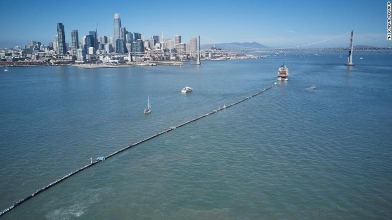 Un barco remolca el Ocean Cleanup System 001 desde San Francisco el sábado.