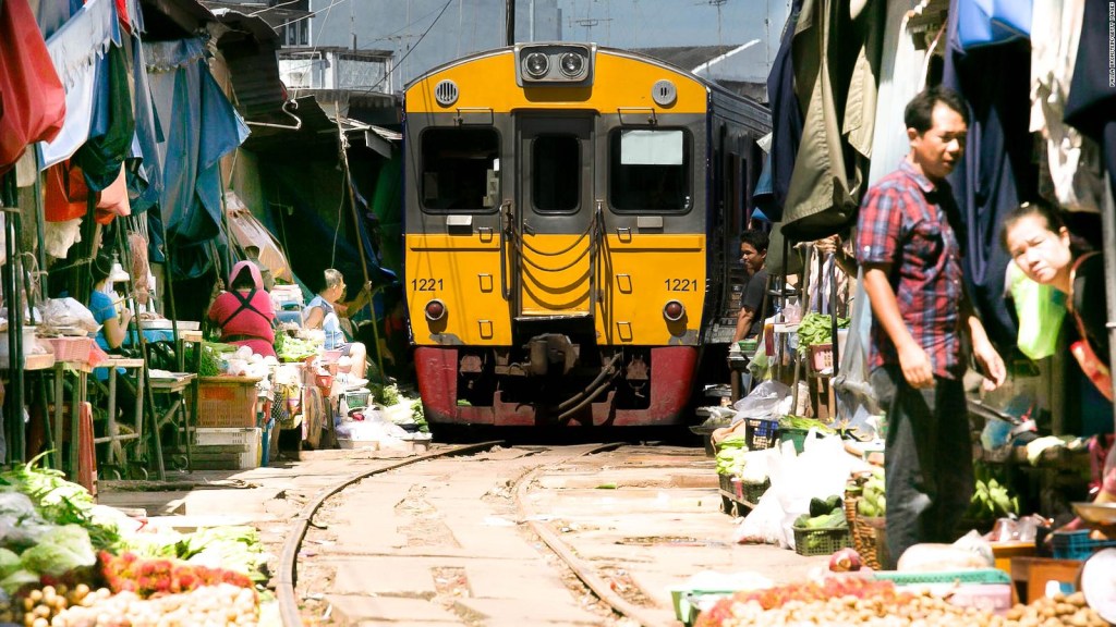 Maeklong, el mercado en la vía del tren de Tailandia