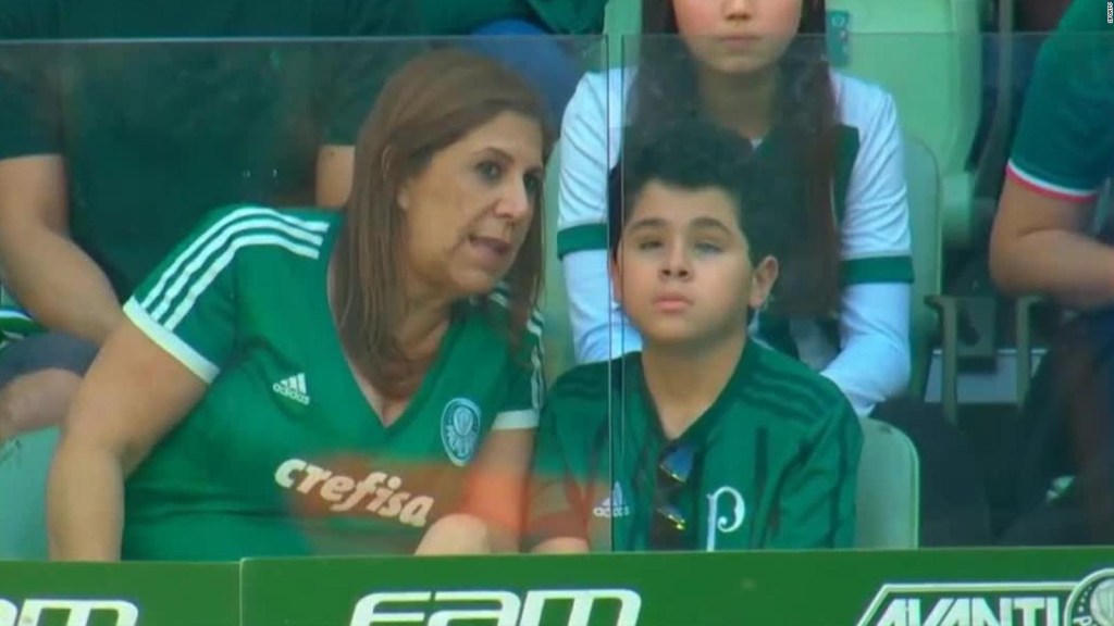 Una madre narra partido de fútbol a su hijo ciego