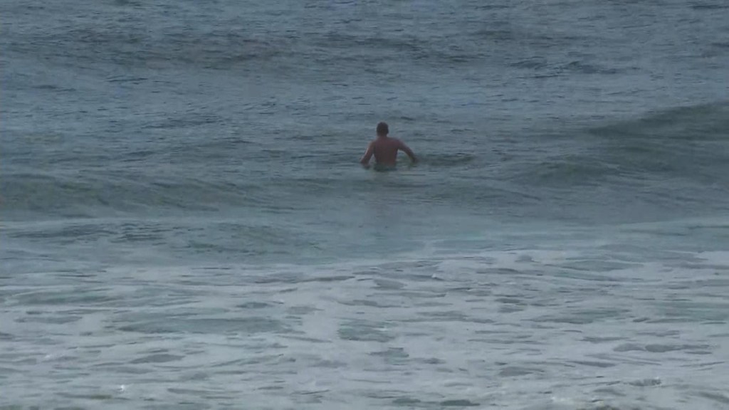 Surfista intenta desafiar los vientos antes de la llegada de Florence