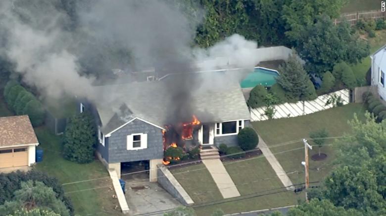 Una casa se incendia el jueves en el noreste de Massachusetts, al norte de Boston.