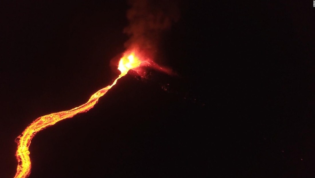 #LaImagenDelDía: Volcán Pitón de la Fournaise expulsa impresionante río de lava