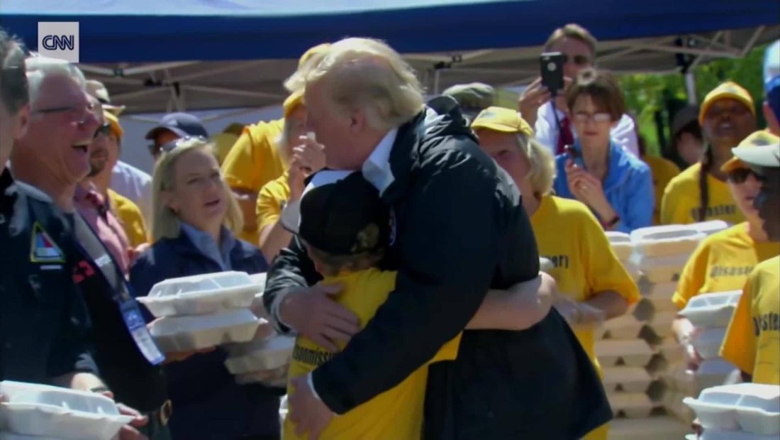 Mira el momento en el que un niño le pide a Trump que lo abrace