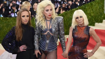 Allegra Versace Beck, Lady Gaga, y Donatella Versace en el Metropolitan Museum of Art en Nueva York. (Crédito: TIMOTHY A. CLARY/AFP/Getty Images)