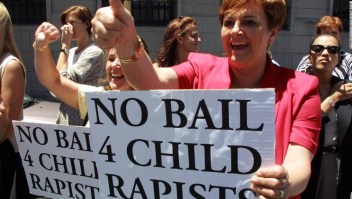 Protesta en Sudáfrica contra las violaciones a niñas. (Crédito: ANNA ZIEMINSKI/AFP/Getty Images)