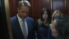 Mujer se enfrentan a Jeff Flake, senador que votará a favor de Kavanaugh
