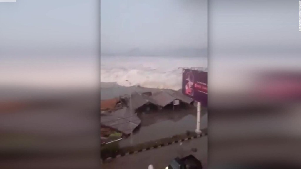Un tsunami mortal golpea la isla de Sulawesi, Indonesia