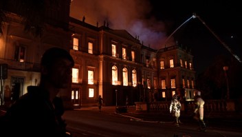 A massive fire engulfs the National Museum in Rio de Janeiro, one of Brazil's oldest, on September 2, 2018. - The cause of the fire was not yet known, according to local media. (Photo by Carl DE SOUZA / AFP) (Photo credit should read CARL DE SOUZA/AFP/Getty Images)