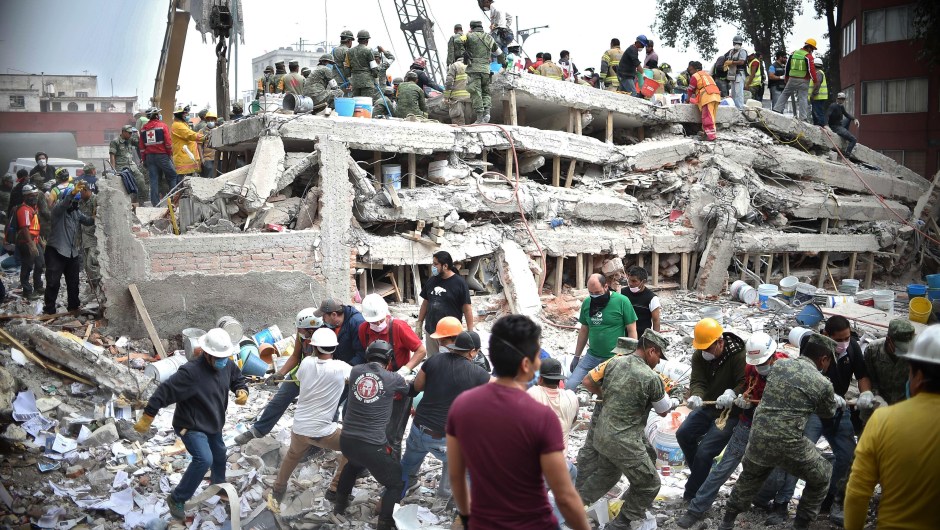 Trabajadores buscan sobrevivientes tras colapso de edificios por el terremoto en Ciudad de México en 2017. (Crédito: YURI CORTEZ/AFP/Getty Images)