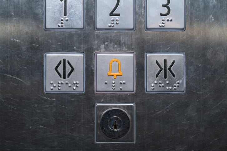 Botones encontrados en los ascensores. (Crédito: praphab louilarpprasert / Shutterstock)