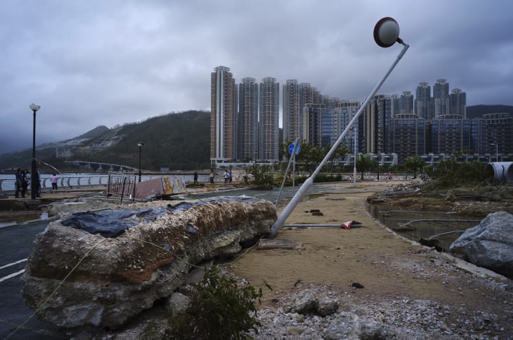 Los escombros causados por el tifón Mangkhut se observan fuera de una urbanización en el paseo marítimo de Hong Kong, el lunes 17 de septiembre de 2018. (Crédito: AP Photo / Vincent Yu) 