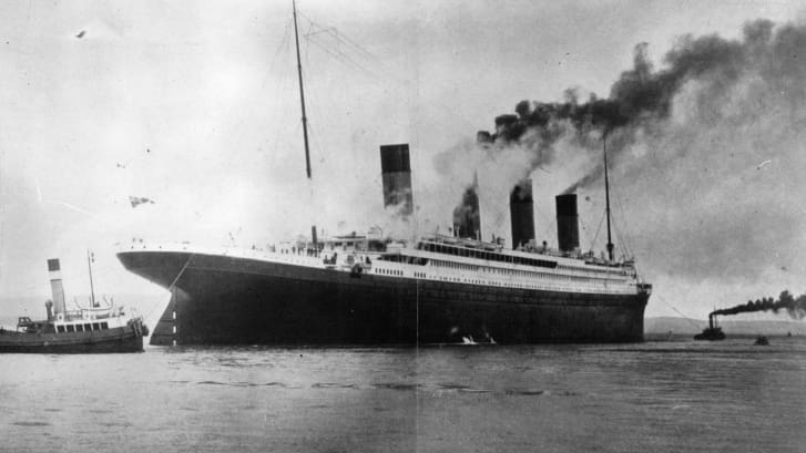 El Titanic chocó contra un iceberg poco antes de la medianoche del 14 de abril de 1912, y se hundió temprano al día siguiente. (Crédito: Topical Press Agency / Getty Images)