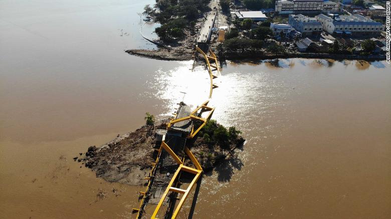 Un puente derrumbado en Palu, la capital provincial de Sulawesi. (Crédito: JEWEL SAMAD/AFP/Getty Images)