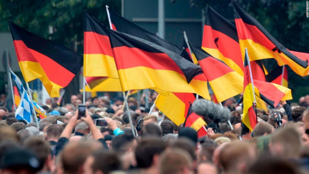 Manifestación con banderas de Alemania en Chemnitz, al este del país. (Crédito: AP Photo/Jens Meyer)