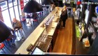 Yegua sorprende a clientes en una cafetería en Francia