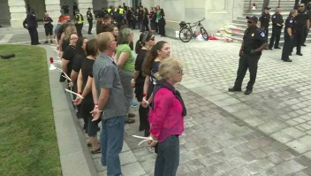 Manifestantes son arrestados en las afueras del Capitolio