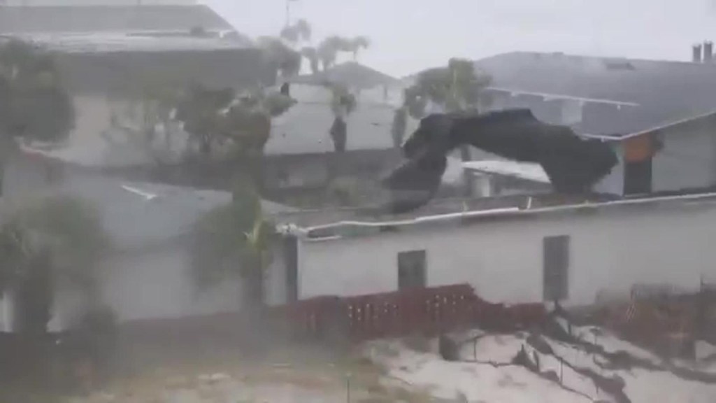 El huracán Michael arranca techos y los despedaza en segundos