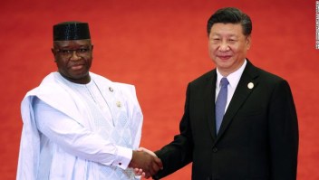 El presidente de Sierra Leona, Julius Maada Bio, le da la mano al presidente de China, Xi Jinping, durante el Foro sobre Cooperación China-África en el Gran Palacio del Pueblo en Beijing el 3 de septiembre de 2018.