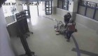Video muestra a un niño autista siento arrastrado por el pasillo de su colegio