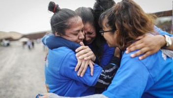 Familias reunidas por corto tiempo en frontera EE.UU.--México