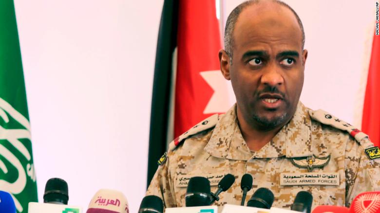 Ahmed Asiri informa a los periodistas sobre los ataques de la coalición liderada por los saudíes contra los rebeldes hutíes en Yemen, durante una conferencia de prensa en Riyadh, Arabia Saudita, el sábado 18 de abril de 2015.
