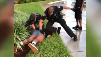 Video muestra a un policía golpeando a una adolescente de 14 años