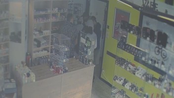 Varios ladrones fueron arrestados después de que el dueño de una tienda les sugiriera regresar más tarde