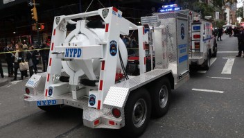 Paquetes sospechosos son transportados por la Policía de Nueva york