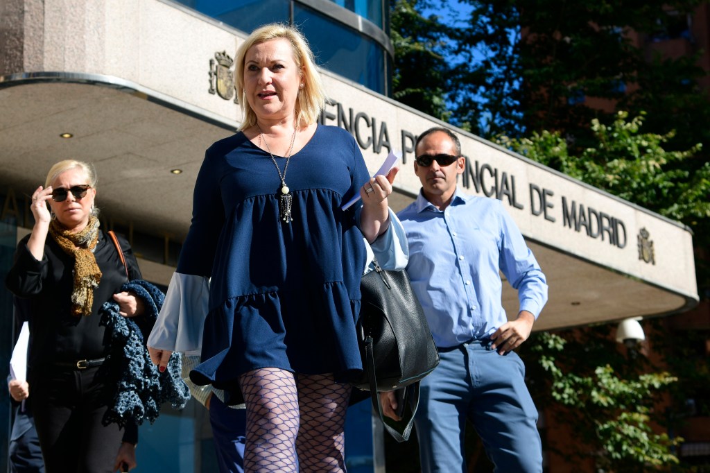 Inés Madrigal, quien denunció haber sido una de los "niños robados", a la salida del tribunal en el que se declaró culpable y absolvió al médico que la robó de su familia biológica. (Crédito: JAVIER SORIANO/AFP/Getty Images)