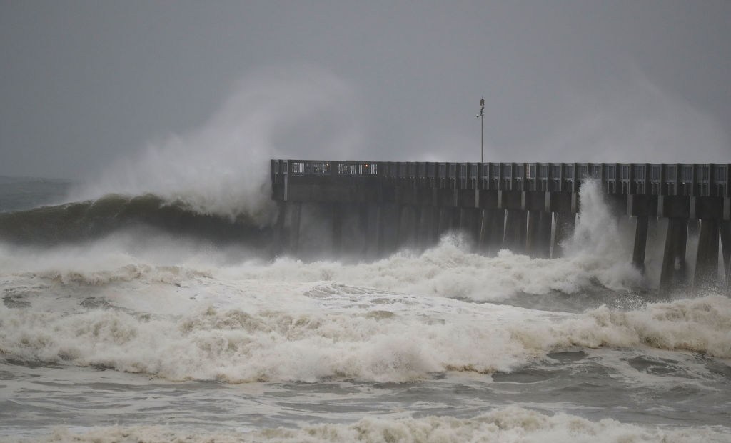 Las olas golpean un muelle en Panama City Beach, Florida, el 10 de octubre de 2018. Crédito: Joe Raedle / Getty Images.