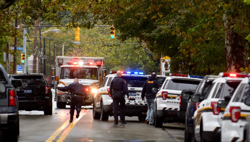Agentes de Policía acuden a una sinagoga en Pensilvania al ser alertados de un tiroteo. (Crédito: Jeff Swensen/Getty Images)