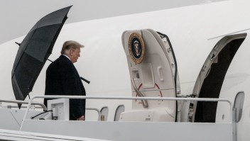 Donald Trump se sube a su avión el día del tiroteo en Pensilvania. (Crédito: Ken Cedeno-Pool/Getty Images)