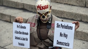 Imagen de archivo de una protesta de periodistas contra los asesinatos a los trabajadores de la comunicación en 2017. (Crédito: ALFREDO ESTRELLA/AFP/Getty Images)