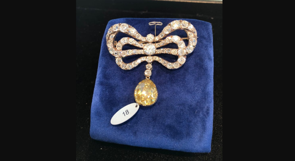 La joyería que anteriormente pertenecía a Marie Antoinette también incluye un broche con lazo de doble cinta de diamante valorado entre 50.000 y 80.000 dólares. (Crédito: Laura Ly / CNN)