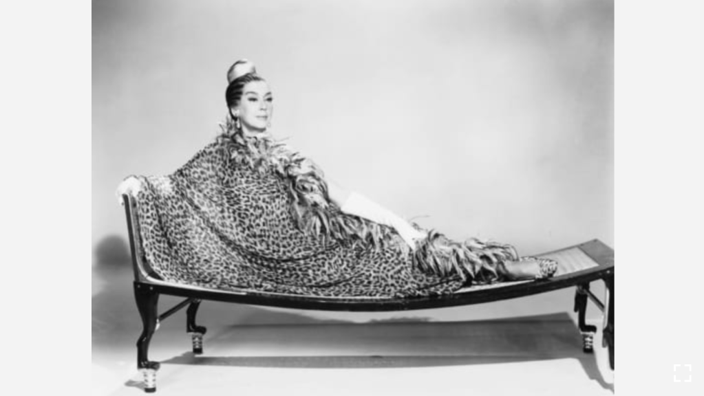 Rosalind Russell usa un vestido de seda de Galanos en una foto promocional de "Oh Dad, Poor Dad, Mamma's Hung You in the Closet and I'm Feelin' So Sad" en 1967. (Crédito: Cortesía de Everett Collection)