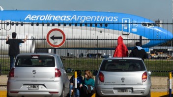 Pasajeros sufren horas de espera por huelga en Aerolíneas Argentinas