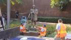 Retiran estatua de Cristóbal Colón del centro de Los Ángeles