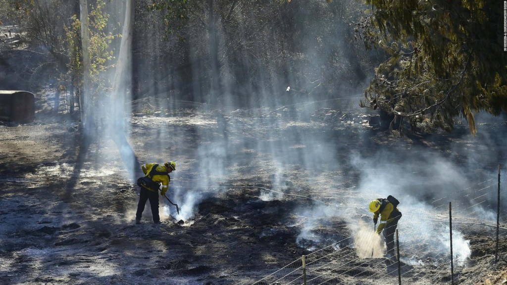 Incendios de California podrían avivarse con vientos de Santa Ana