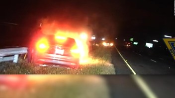 Rescatan a conductor dentro de auto incendiado