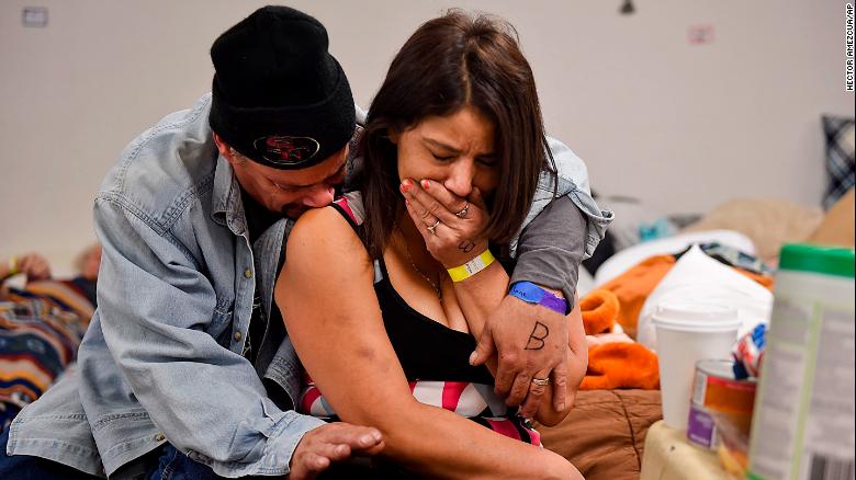 Joseph Grado abraza a su esposa, Susan, en un refugio esta semana en Chico después de perder su hogar por el fuego.