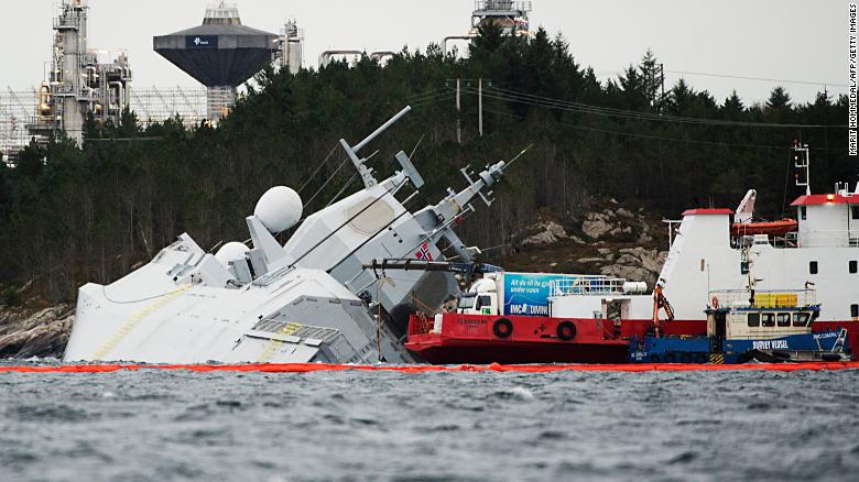 La fragata, que regresaba de los ejercicios de Trident Juncture de la OTAN, fue evacuada después de la colisión con el petrolero Sola TS, dijo el ejército de Noruega.