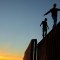 Doble muro para los migrantes: La valla fronteriza y la ira de los residentes. Vea las estremecedoras imágenes que deja la llegada de la caravana a Tijuana.