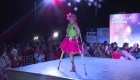 Sobrevivientes de cáncer participan en desfile en Bolivia