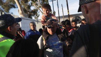 Vea las dramáticas imágenes del rechazo a la caravana de migrantes